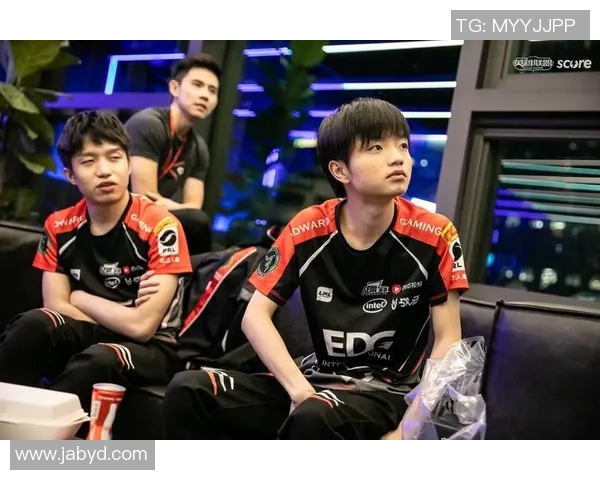 EDG战队在DOTA2中的节奏掌控与战术分析探讨