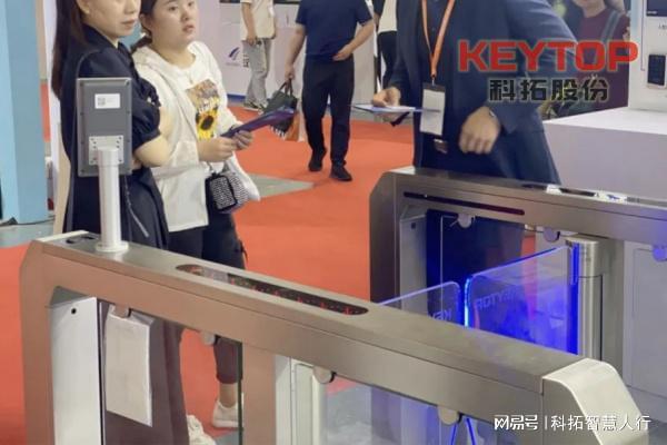 星空电子河南新村夫脸辨认门禁体系、人行通道 摆闸翼闸三辊闸厂家